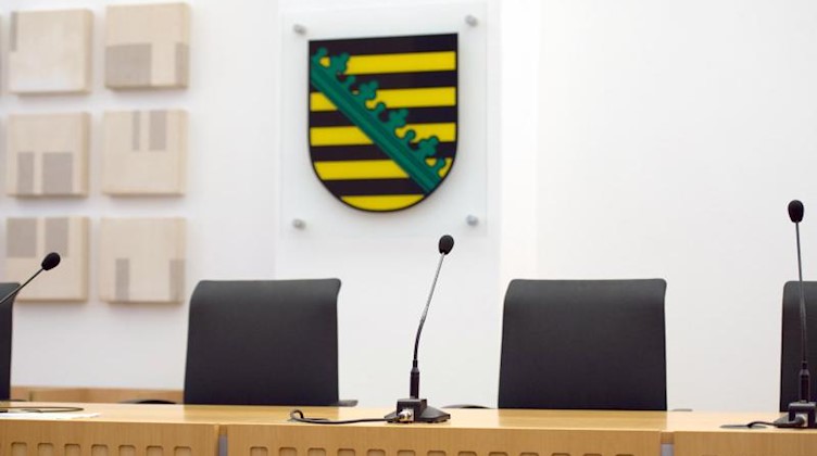 Landeswappen in einem Gerichtssaal im Sächsischen Oberverwaltungsgericht in Bautzen. Foto: Arno Burgi/dpa-Zentralbild/dpa/Archivbild