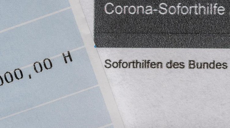 Ein Zettel, auf dem Corona-Soforthilfe steht. Foto: Robert Michael/dpa-Zentralbild/dpa/Archivbild