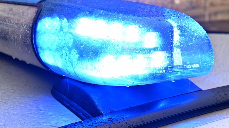 Ein Streifenwagen mit eingeschaltetem Blaulicht. Foto: Carsten Rehder/dpa/Archivbild