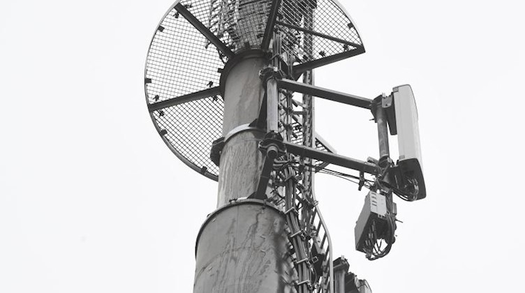 Mobilfunkantennen für den Mobilfunkstandard 5G sind an einem Mobilfunkmast angebracht. Foto: Stefan Sauer/dpa-Zentralbild/dpa/Symbolbild