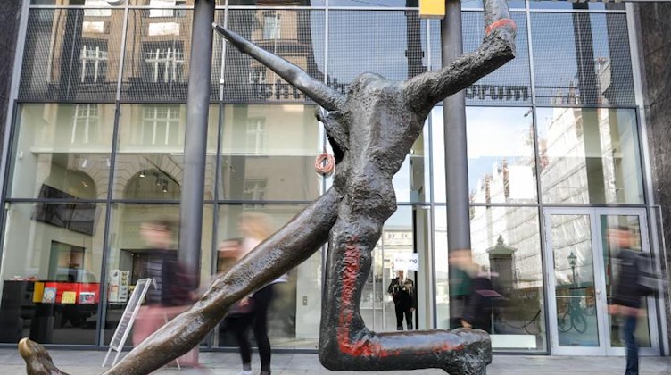 Die Bronzeskulptur «Der Jahrhundertschritt» vor dem Zeitgeschichtlichen Forum in Leipzig. Foto: Jan Woitas/dpa-Zentralbild/dpa/Archivbild