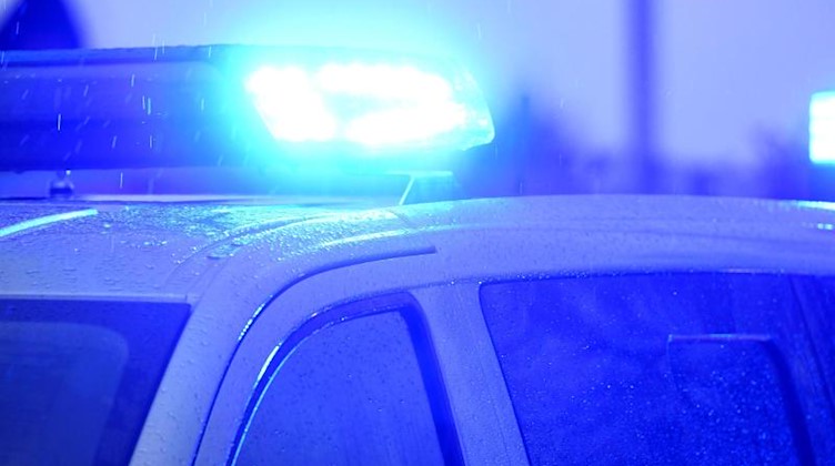 Ein Polizeifahrzeug steht mit eingeschaltetem Blaulicht. Foto: Carsten Rehder/dpa/Symbolbild
