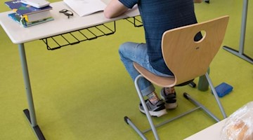 Ein Schüler sitzt während einer schriftlichen Abiturprüfung im Klassenzimmer. Foto: Sebastian Kahnert/dpa-Zentralbild/dpa/Archivbild