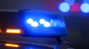 Ein Polizeiauto mit eingeschaltetem Blaulicht steht an einer Unfallstelle. Foto: Karl-Josef Hildenbrand/dpa/Archivbild