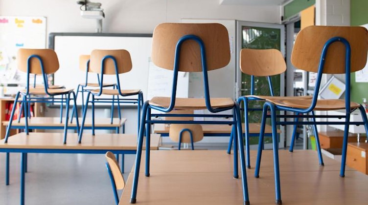 Stühle stehen in einer Schule auf den Tischen. . Foto: Sebastian Kahnert/dpa-Zentralbild/dpa/Symbolbild