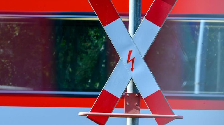 Ein Andreaskreuz steht an einem Bahnübergang. Foto: Jens Büttner/dpa-Zentralbild/ZB/Symbolbild