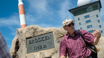 Der als Brocken-Benno berühmt gewordene Rekordwanderer Benno Schmidt steht auf dem Brocken. Foto: Klaus-Dietmar Gabbert/dpa-Zentralbild/dpa