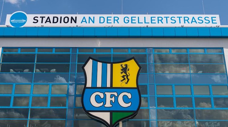 An der Frontseite des Stadions des Chemnitzer FC ist das Wappen des Vereins zu sehen. Foto: Robert Michael/dpa-Zentralbild/dpa/Archivbild