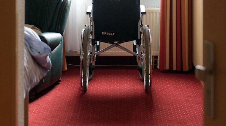 Ein Rollstuhl steht in einem Zimmer. Foto: Candy Welz/dpa-Zentralbild/dpa/Illustration