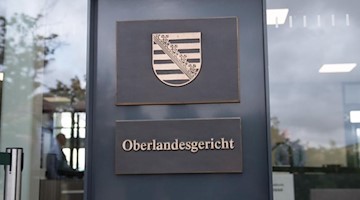 Justizbeamte stehen im Eingangsbereich des Prozessgebäude des Oberlandesgerichts Dresden. Foto: Sebastian Kahnert/dpa-Zentralbild/dpa/Archivbild