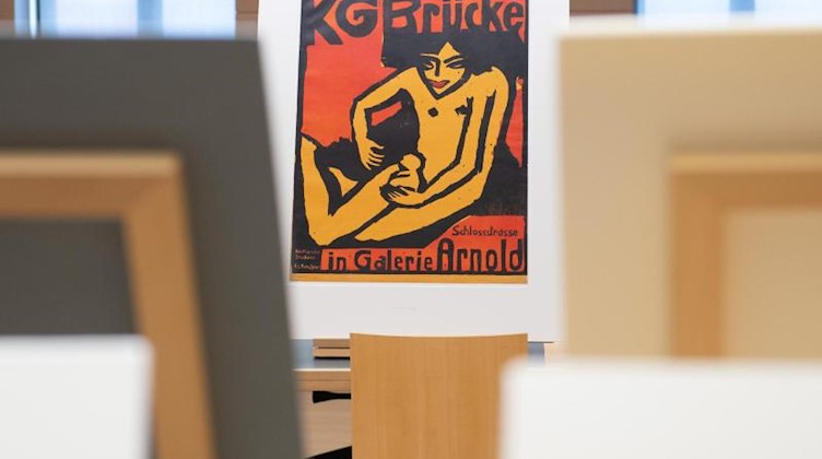 Ein Plakat von Ernst Ludwig Kirchner steht im Kupferstich-Kabinett auf einem Tisch. Foto: Sebastian Kahnert/dpa-Zentralbild/dpa/Archivbild