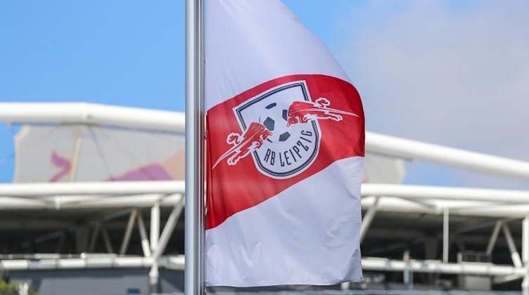Eine Fahne mit dem Logo von RB Leipzig vor der Red-Bull-Arena Leipzig. Foto: Jan Woitas/dpa-Zentralbild/dpa/Archivbild