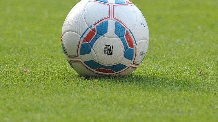 Ein Spielball liegt auf dem Spielfeld. Foto: picture alliance / dpa/Symbolbild