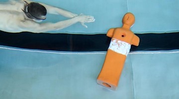 Ein Rettungsschwimmer trainiert für die Deutschen Meisterschaften im Rettungssport. Foto: Jan Woitas/ZB/dpa/Archivbild