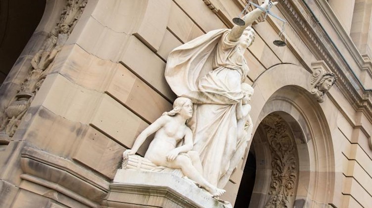 Vor dem Gerichtsgebäude hält eine Statue der Justitia eine Waagschale. Foto: Stefan Puchner/dpa/Symbolbild