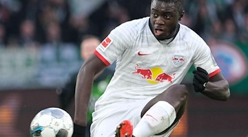 Leipzigs Dayot Upamecano ist am Ball. Foto: Peter Steffen/dpa/Archivbild