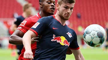 Timo Werner (r) von Leipzig in Aktion gegen Bote Baku von Mainz. Foto: Kai Pfaffenbach/Reuters-Pool/dpa