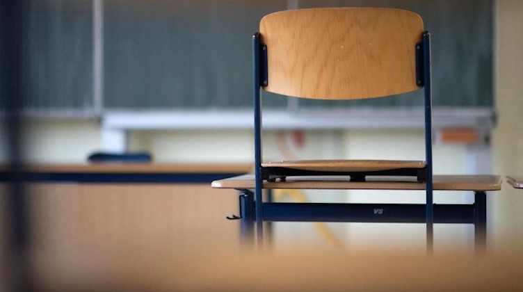 Ein Stuhl steht in einem Klassenzimmer einer Realschule auf einem Tisch. Foto: Marijan Murat/dpa/Archivbild