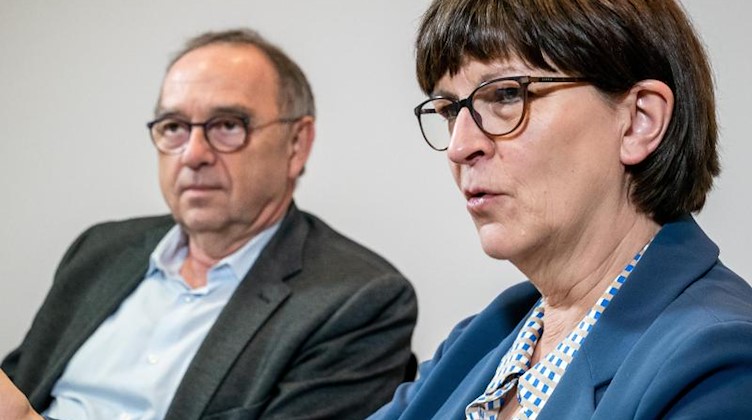 Saskia Esken, Bundesvorsitzende der SPD, spricht neben Norbert Walter-Borjans, Bundesvorsitzender der SPD. Foto: Michael Kappeler/dpa/Archivbild