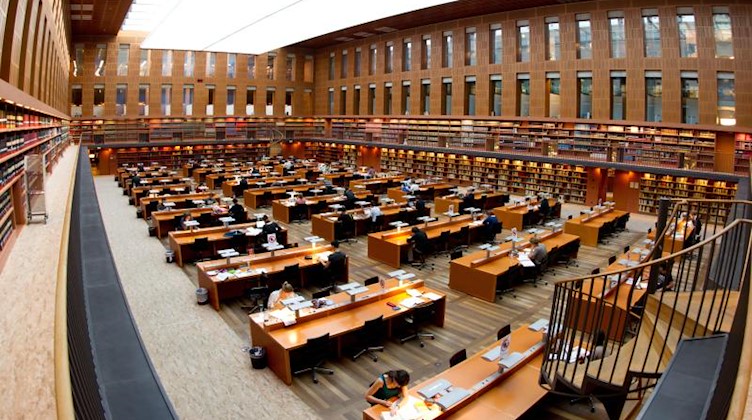 Der große Lesesaal der Sächsischen Landesbibliothek. Foto: Sebastian Kahnert/dpa-Zentralbild/dpa/Archivbild