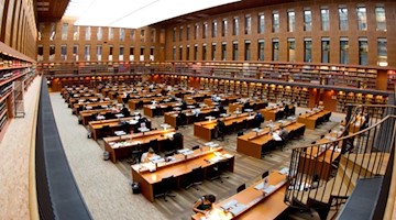 Der große Lesesaal der Sächsischen Landesbibliothek. Foto: Sebastian Kahnert/dpa-Zentralbild/dpa/Archivbild