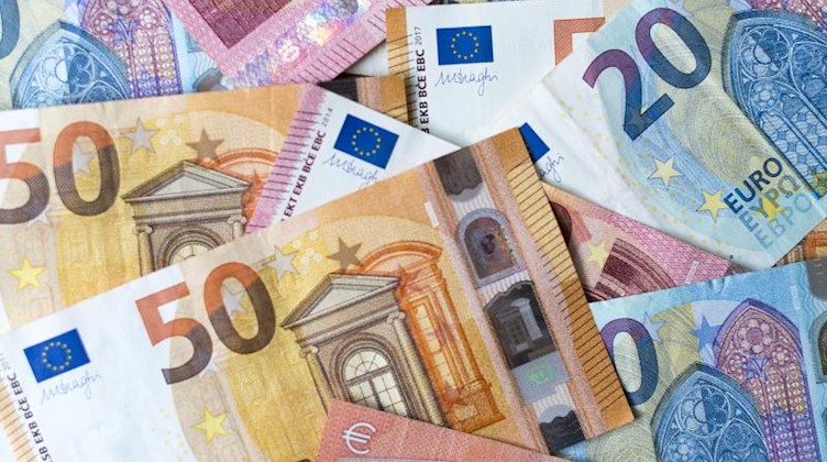 Zahlreiche Banknoten zu 10, 20 und 50 Euro liegen auf einem Tisch. Foto: Monika Skolimowska/dpa-Zentralbild/dpa/Symbolbild