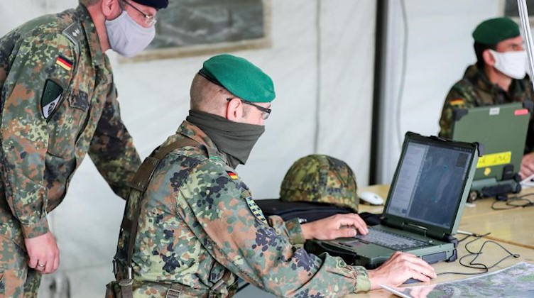 Offiziere simulieren einen Gefechtsstand zur Vorstellung des Battle Management Systems. Foto: Jan Woitas/dpa-Zentralbild/dpa