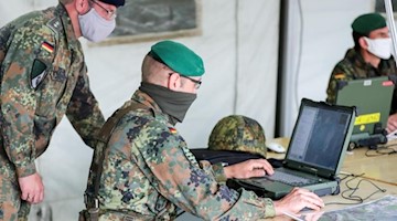 Offiziere simulieren einen Gefechtsstand zur Vorstellung des Battle Management Systems. Foto: Jan Woitas/dpa-Zentralbild/dpa