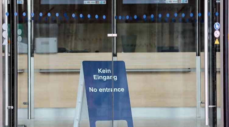 Ein Schild «Kein Eingang» steht in einer Drehtür der Messe. Foto: Jan Woitas/dpa-Zentralbild/dpa/Archivbild