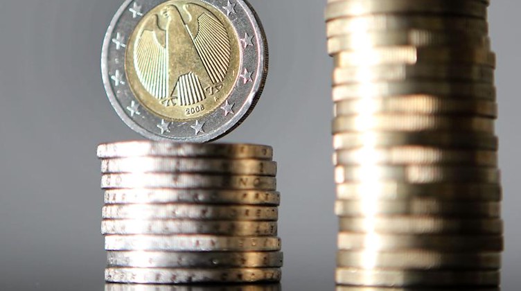 Euro-Münzen sind übereinander gestapelt. Foto: Oliver Berg/dpa/Symbolbild