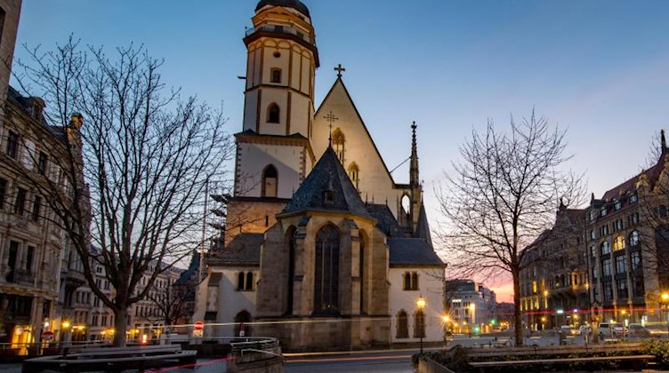 Abendrot leuchtet hinter der Thomaskirche in Leipzig. Foto: Hendrik Schmidt/dpa-Zentralbild/dpa/Archivbild