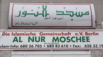 Schilder hängen in Berlin über dem Eingang zur Al-Nur-Moschee. Foto: picture alliance / dpa/Archivbild