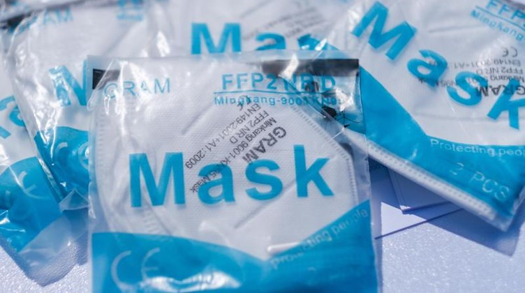 Atemschutzmasken liegen an einem Verkaufsstand. Foto: Ole Spata/dpa/Archivbild