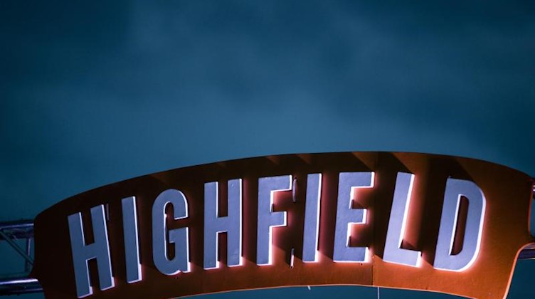 Ein Schild verweist auf das Highfield-Festival in Großpösna. Foto: Alexander Prautzsch/dpa-Zentralbild/dpa/Archivbild