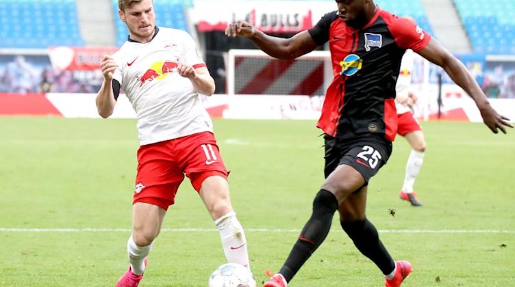 Timo Werner von Leipzig in Aktion gegen Jordan Torunarigha von Hertha (l-r). Foto: Alexander Hassenstein/Getty Images Europe/Pool/dpa