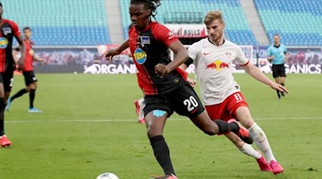 Timo Werner (r) von Leipzig in Aktion gegen Dedryck Boyata von Hertha. Foto: Alexander Hassenstein/Getty Images Europe/Pool/dpa