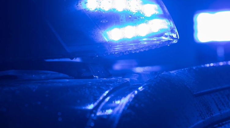 Blaulicht der Polizei leuchtet im Dunkeln. Foto: Jens Büttner/zb/dpa/Symbolbild