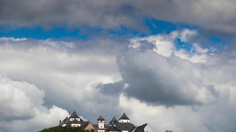 Wolken ziehen über Schloss Augustusburg. Foto: Jan Woitas/dpa-Zentralbild/ZB/Archivbild