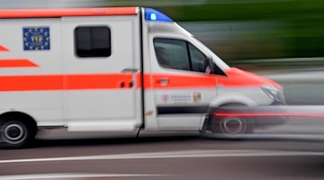 Ein Krankenwagen fährt mit Blaulicht über eine Straße. Foto: Hendrik Schmidt/ZB/dpa/Symbolbild