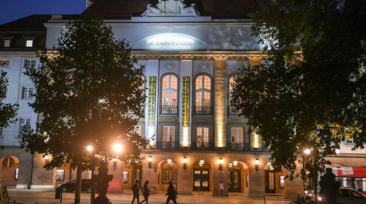 Das Gebäude vom Theater Staatsschauspiel Dresden am Abend. Foto: Jens Kalaene/dpa-Zentralbild/ZB