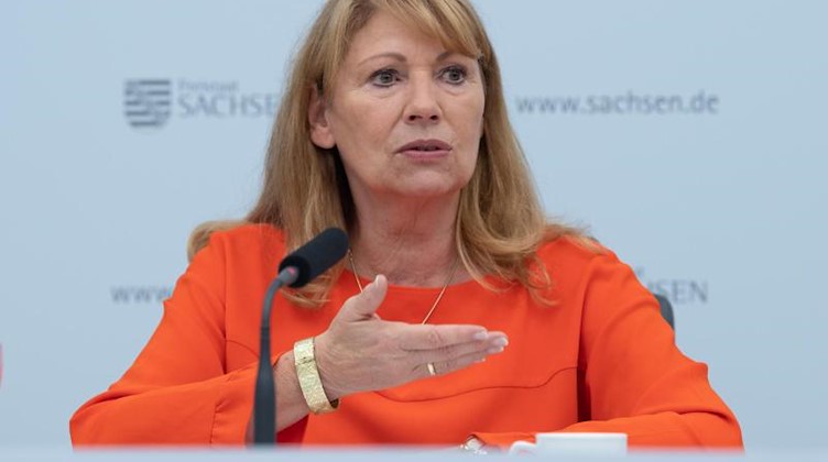Petra Köpping (SPD), Sozialministerin von Sachsen, spricht zur Presse. Foto: Sebastian Kahnert/dpa-Zentralbild/dpa