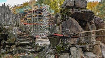 Gesichert sind Felsbrocken der Grotte vor der eingerüsteten Rakotzbrücke im Rhododendronpark Kromlau. Foto: Patrick Pleul/dpa-Zentralbild/ZB/Archivbild
