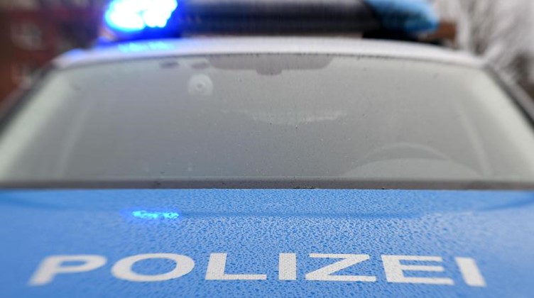 Ein Streifenwagen der Polizei mit eingeschaltetem Blaulicht. Foto: Carsten Rehder/dpa/Symbolbild