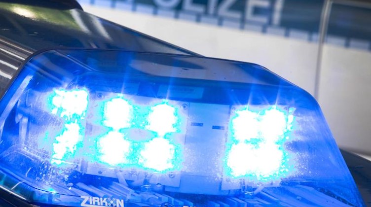 Ein Blaulicht auf dem Dach eines Polizeiwagens. Foto: Friso Gentsch/dpa/Symbolbild