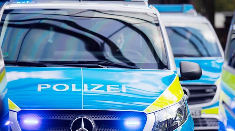Transporter der Polizei mit Blaulicht. Foto: Rolf Vennenbernd/dpa/Symbolbild