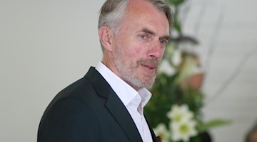 Der Maler Neo Rauch kommt zu einer Ausstellungseröffnung. Foto: Matthias Bein/dpa-Zentralbild/dpa/Archivbild