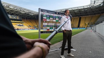 Stuttgarts Trainer Pellegrino Matarazzo gibt nach dem Spiel dem Bezahlsender Sky ein Interview. Foto: Robert Michael/dpa-Pool/dpa