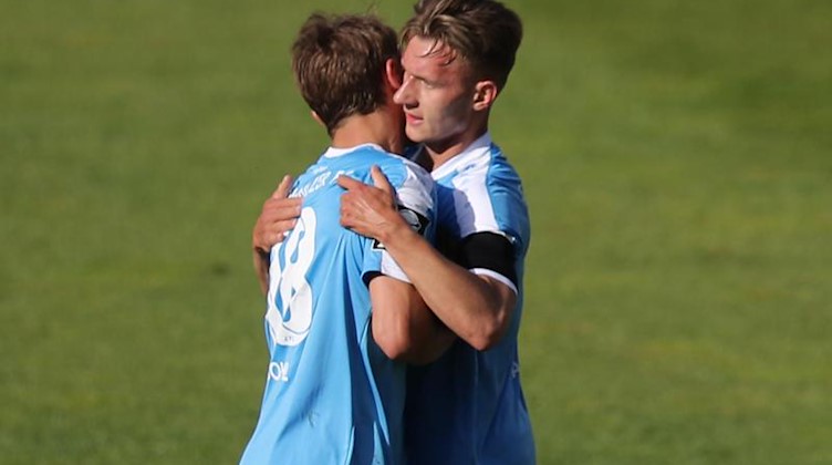 Erik Tallig (r.) vom Chemnitzer FC jubelt mit seinem Kollegen Daniel Bohl über seinen Treffer. Foto: Daniel Karmann/dpa