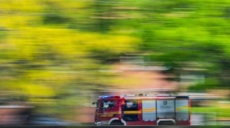 Ein Löschfahrzeug der Feuerwehr fährt zu einem Einsatz. Foto: Robert Michael/dpa-Zentralbild/dpa/Symbolbild