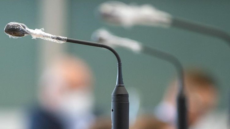 Saalmikrofone sind im Landtag mit Plastikfilien umwickelt. Foto: Klaus-Dietmar Gabbert/dpa-Zentralbild/ZB/Symbolbild